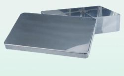 Műszertálca fedéllel, peremes vagy perem nélküli változatban