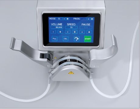 Systec MediaPump csővel, nyitott leszorítóval