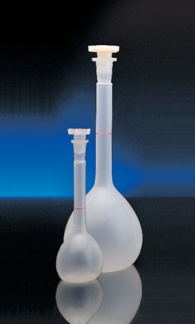 Mérőlombik dugóval, polipropilénból készítve