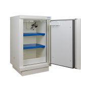 Biztonsági szekrény lítium akkumulátorok tárolásához és töltéséhez, fehér, 90 perces, 1 ajtós, polccal és tűzoltóval, 1100 x 635 x 670 mm