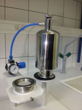 1.25 liter pressure filter with opened filter housing