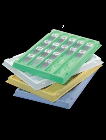 Tárgylemeztartó mappa enyhén döntött férőhelyekkel, fehér színű