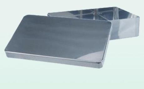 Műszertálca fedéllel, peremes vagy perem nélküli változatban