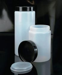 Tárolóedény csavaros tetővel és belső kupakkal