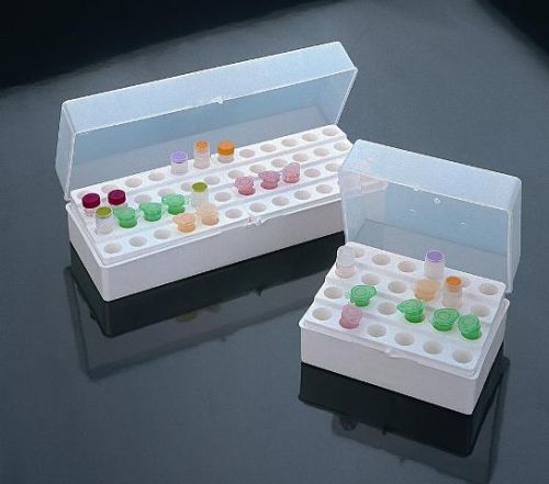 Mikro- és kriocsőtartó zárható dobozban, fehér