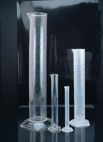 Masuring cylinder with base and spout