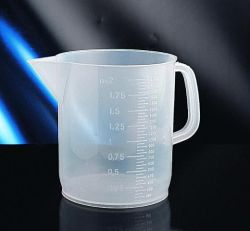 Mérőpohár füllel, kiöntővel, három típusban