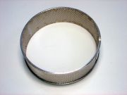 Erősített peremű körszita ZM 300-ba, trapézoid 0,50 mm lyukakkal, titán