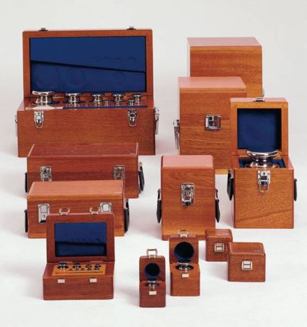 Kalibráló súlysorozat E2 pontossági osztály, fa dobozban