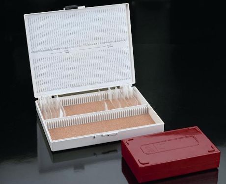 Tárgylemeztartó doboz zárható fedelű